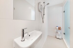 Sèche-cheveux, serviettes fournies