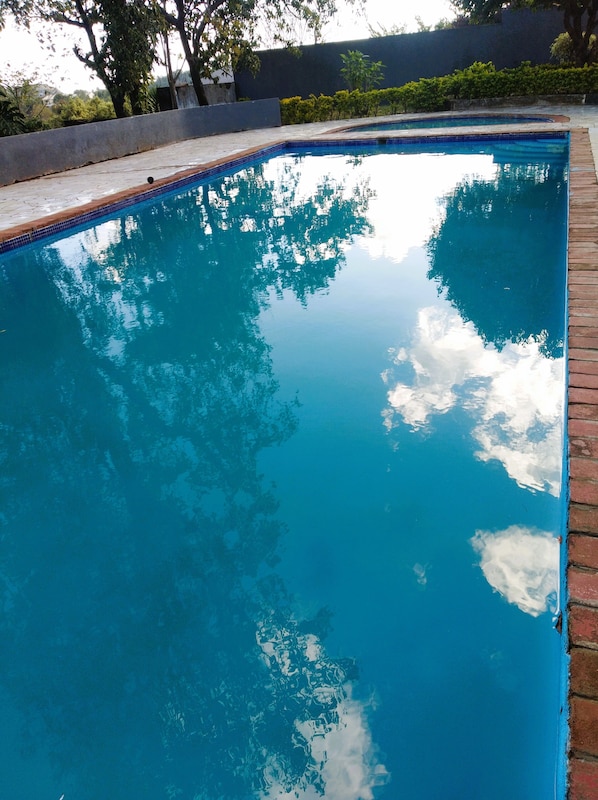 2 outdoor pools