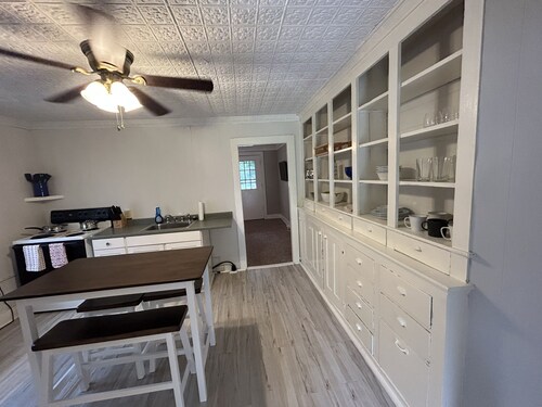 Cute Clayton Village Apartment. Dog friendly. With Boat Parking.