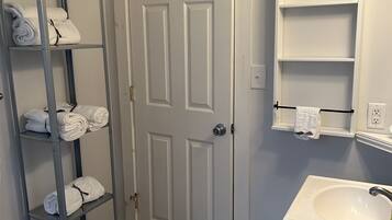 Serviettes fournies, savon, shampoing, papier toilette