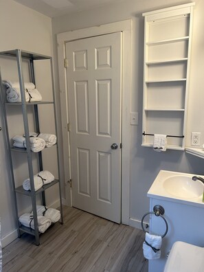 Håndklær, såpe, sjampo og toalettpapir