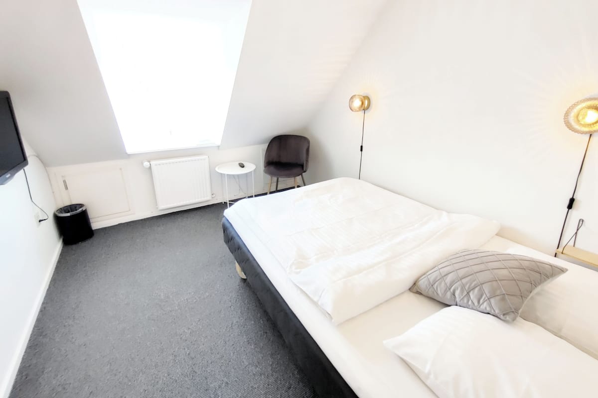 Room, Shared Bathroom | Blackout drapes, free WiFi, bed sheets