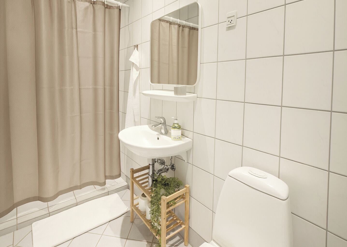 Towels, soap, shampoo, toilet paper