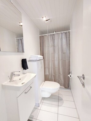 Chambre Double, salle de bains privée | Salle de bain | Serviettes fournies, savon, shampoing, papier toilette