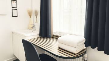 Single Room, Shared Bathroom | Blackout curtains, free WiFi, bed sheets