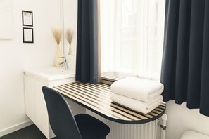 Einzelzimmer, Gemeinschaftsbad | Verdunkelungsvorhänge, kostenloses WLAN, Bettwäsche