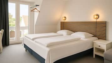 Double Room, Shared Bathroom | Blackout drapes, free WiFi, bed sheets