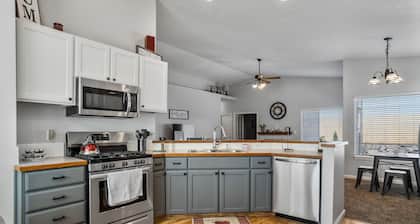 Water Park/Arcade 5 min Away~Large Yard~Fast WIFI