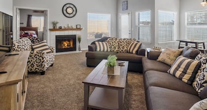 Water Park/Arcade 5 min Away~Large Yard~Fast WIFI