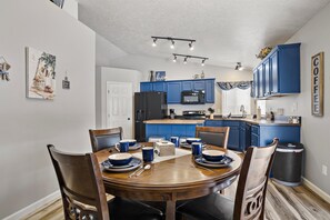 Dining - Great Kuna Location~Garage Games~Big Yard~Pets Welcome (Kuna)