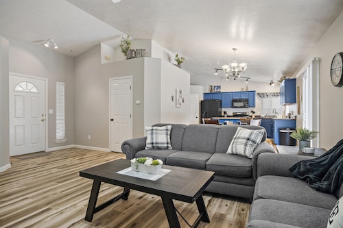 Great Kuna Location~Garage Games~Big Yard~Pets Welcome