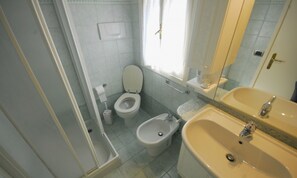 Villa, 2 Schlafzimmer, Terrasse, Gartenblick | Badezimmer