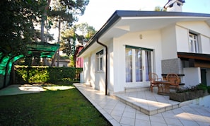 Vila, 2 quartos, varanda, vista para o jardim | Fachada