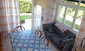 Villa, 2 Schlafzimmer, Terrasse, Gartenblick | Wohnzimmer