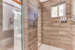 Shower, towels - TBS 34 Beachside Resort Style Condo-Pool-3 Bedroom (Placencia)