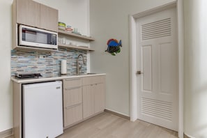 Microwave, coffee/tea maker, cookware/dishes/utensils, dining tables