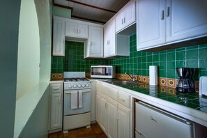 ثلاجة، ميكروويف، موقد طهي مسطح، ماكينة لصنع القهوة/الشاي