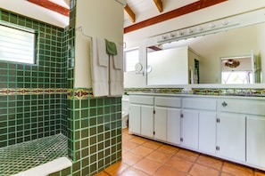 Een douche, handdoeken