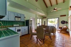 Fridge, microwave, stovetop, coffee/tea maker - TBS Whole Complex- Beachside-20 Room Large Complex (Placencia)