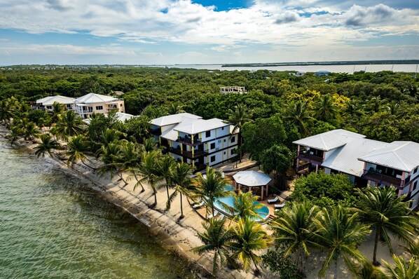 Une propriété située sur la côte, comprenant plusieurs bâtiments, une piscine et un accès à la plage.