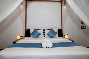 Deluxe Wooden Bungalow Room with Garden View | Minibar (con algunos artículos gratuitos) y escritorio