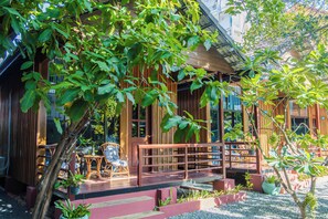 Deluxe Wooden Bungalow Room with Garden View | Näkymä puutarhaan