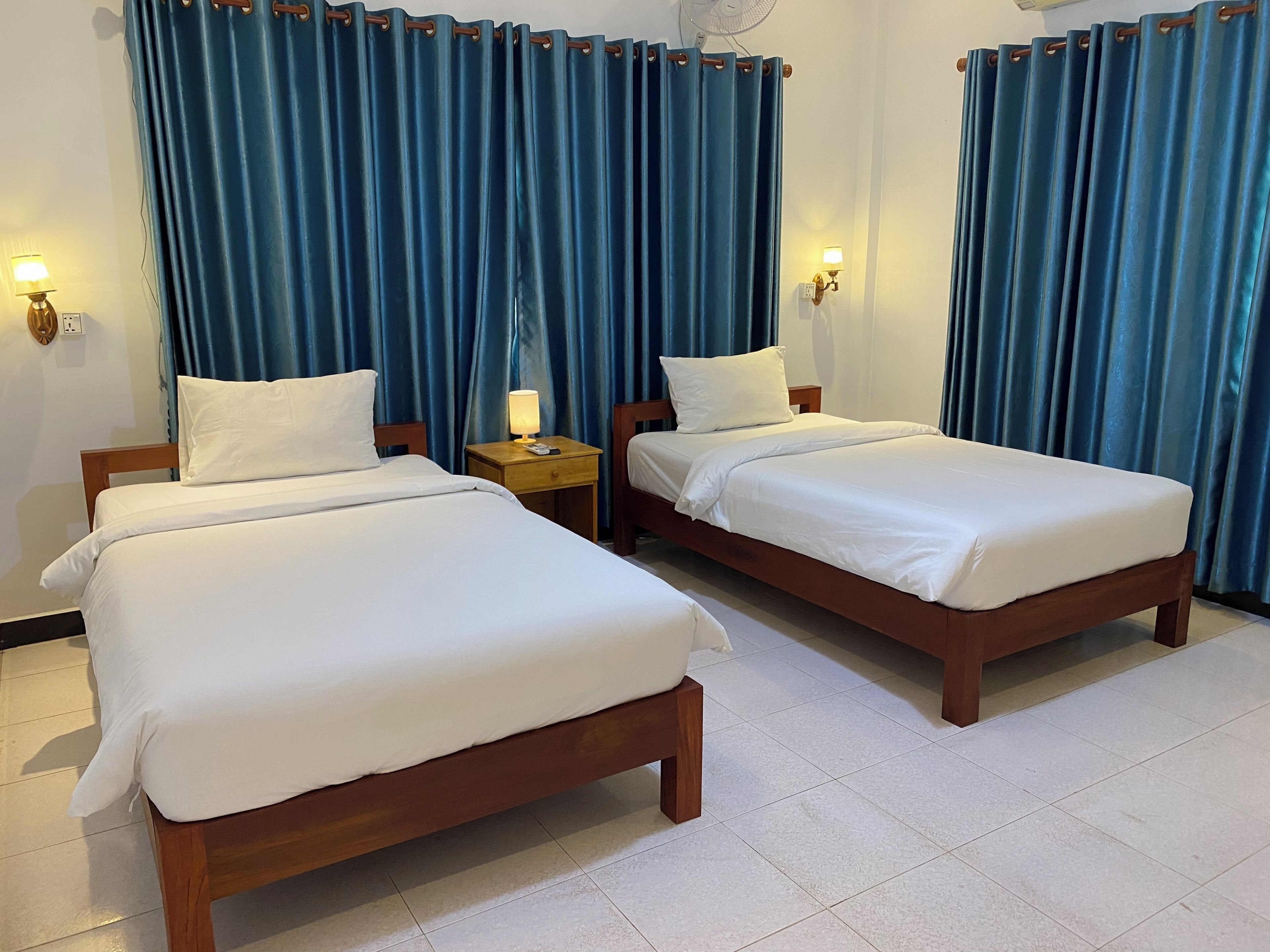 Habitación con 2 camas individuales | Artículos del minibar gratis y escritorio 