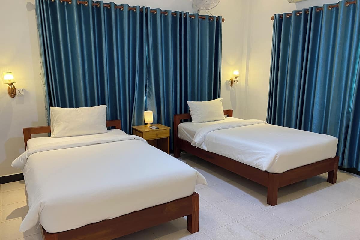 Kahden hengen huone (kaksi sänkyä) | Minibaari (osa tuotteista ilmaisia), työpöytä