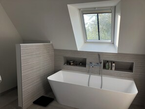 Dusche, Haartrockner, Handtücher, Seife
