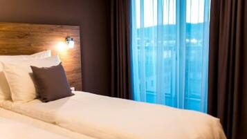 Doppelzimmer, 1 King-Bett | Zimmersafe, Schreibtisch, laptopgeeigneter Arbeitsplatz