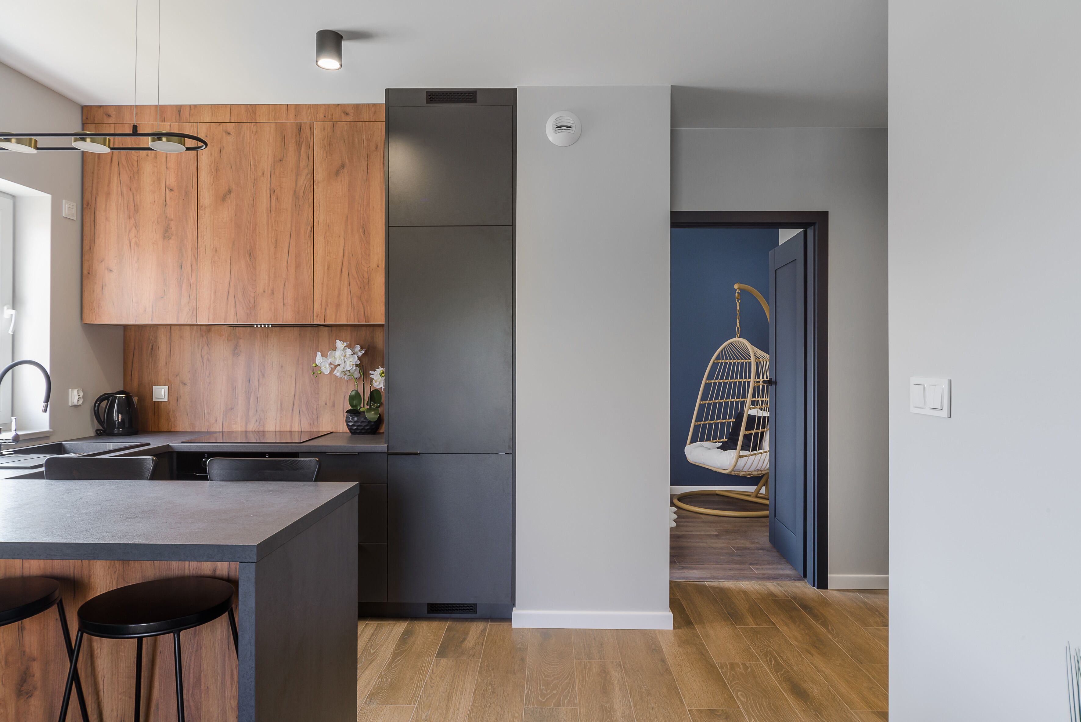 City Apartment | Desk, soundproofing, iron/ironing board, cribs/infant beds