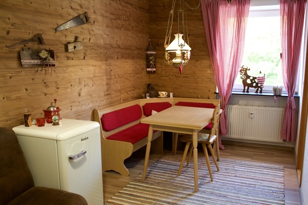 Wohnbereich im gemütlichen Allgäuer Hüttenstil.