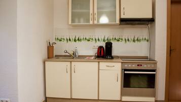 KĂŒhlschrank, Ofen, Herdplatte, Wasserkocher mit Kaffee-/Teezubehör