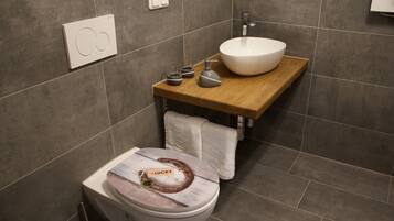 Dusche, Haartrockner, HandtĂŒcher, Seife