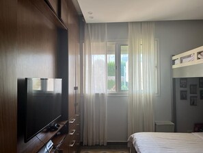 4 bedrooms, iron/ironing board, bed sheets