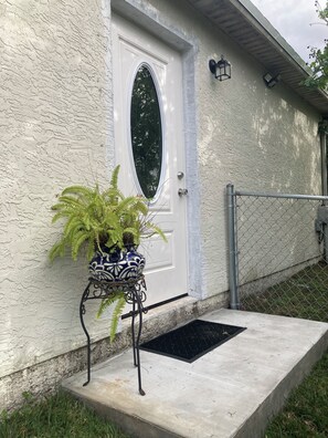 Exterior detail - Charming studio with WiFi and AC (Port St Lucie)