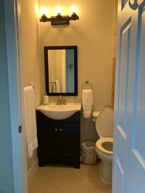 Shower, hair dryer, towels, soap - Charming studio with WiFi and AC (Port St Lucie)