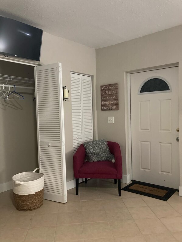 Interior - Charming studio with WiFi and AC (Port St Lucie)