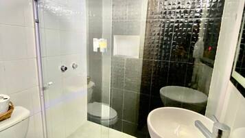 Apartment, 1 Bedroom, Microwave | Bathroom