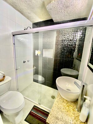 Apartment, 1 Bedroom, Microwave | Bathroom