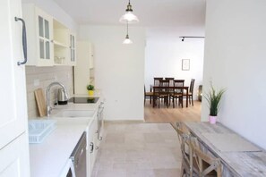 Fridge, oven, stovetop, dishwasher