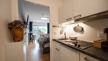 KĂŒhlschrank, Herdplatte, Wasserkocher mit Kaffee-/Teezubehör, Toaster