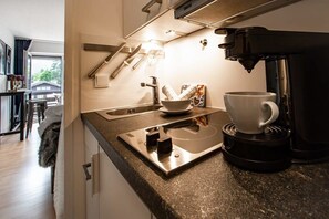 Een koelkast, een kookplaat, een koffiezetapparaat/waterkoker