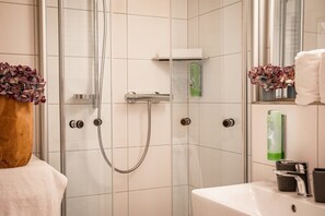 Shower, hair dryer, towels, shampoo - Boutique-Apartment mit Bergblick (Oberstdorf)