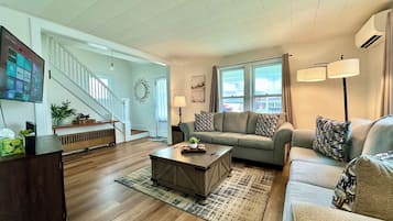 TV connectée, jeux vidéo, baby-foot, livres