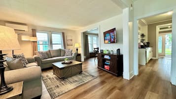 TV connectée, jeux vidéo, baby-foot, livres