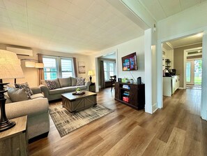 Smart-TV, Videospiele, Tischfußball, Bücher