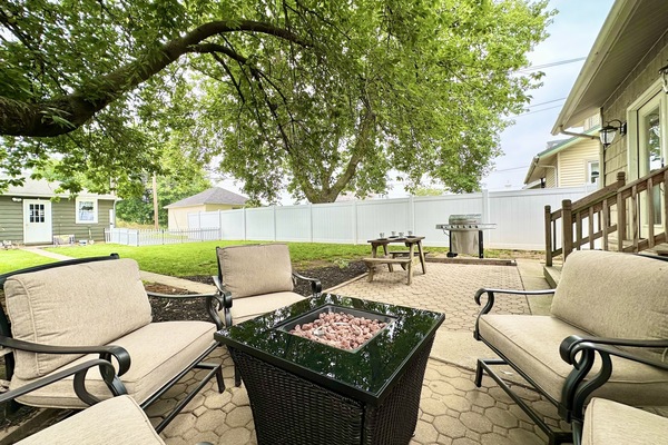 Fully-Fenced Outdoor Space w/ Firepit, Grill and Grass Yard 5 Mins To Hershey!