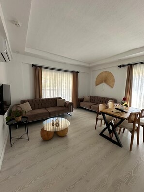 Klassiek appartement | Woonruimte | Een flatscreentelevisie