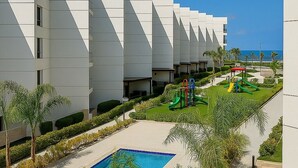 Un hôtel moderne doté d’une piscine et d’un espace de jeux extérieur.